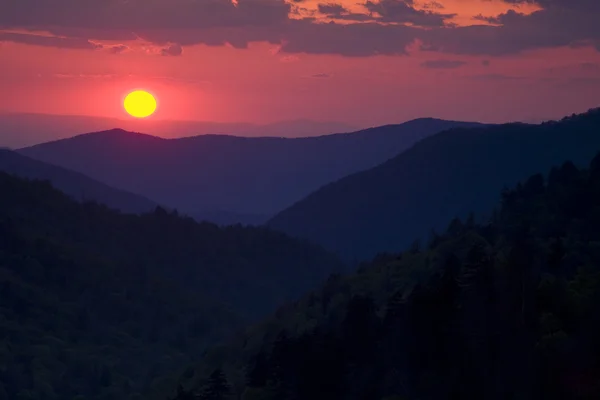 Rokerige berg zonsondergang — Stockfoto