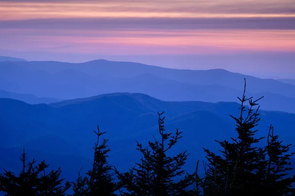 Berget åsar vid solnedgången — Stockfoto