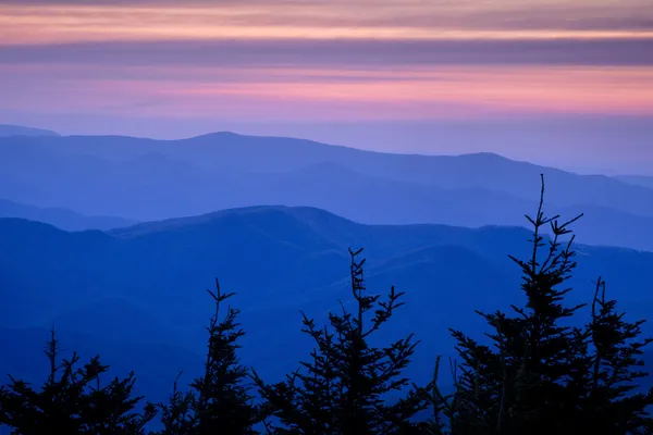 Crêtes de montagne au coucher du soleil — Photo