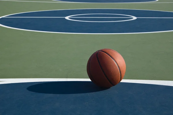 Basketball on the Court — Stock Photo, Image