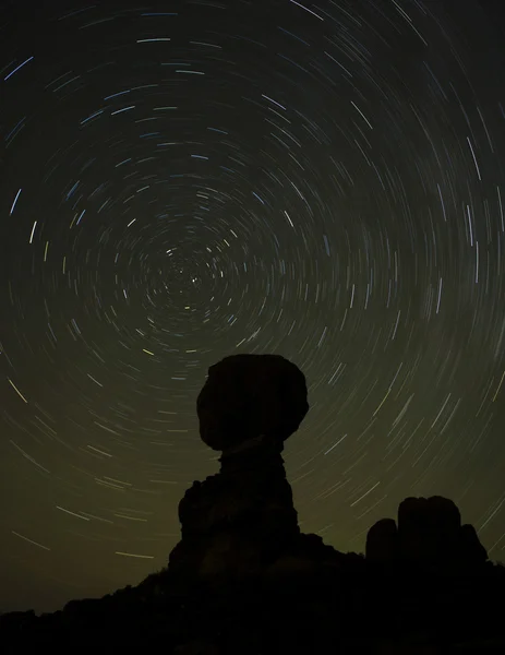 Star Trails em Balanced Rock Fotos De Bancos De Imagens