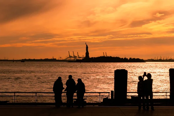 American Landmark Tourist Destination Concept Theme Silhouette Many Tourists Photographing — 스톡 사진