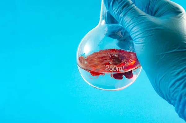 과학자의 고무장갑을 과학적 배경에 부어넣고 플라스크에 액체를 — 스톡 사진