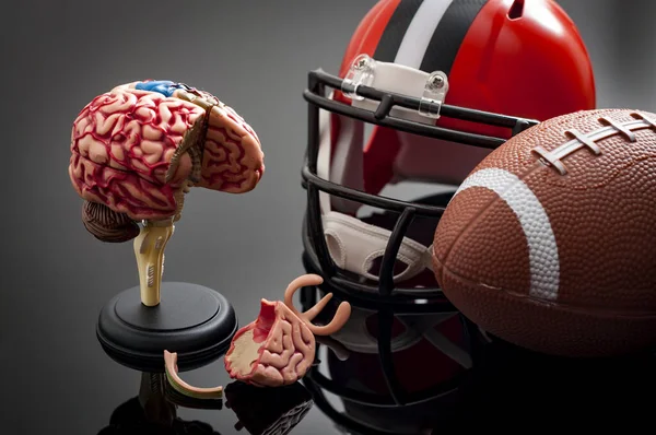 Hirnschaden Und Sportverletzungen Konzept Mit Beschädigtem Hirnmodell American Football Helm — Stockfoto