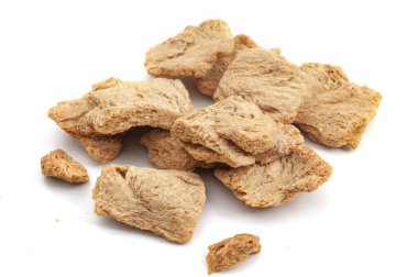 Etlere ve biyoteknoloji kavramına alternatif vejetaryen protein kaynağı. Bir grup çiğ soya eti ya da beyaz arka planda izole edilmiş soya desenli et.