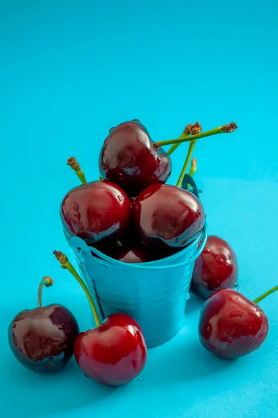 Yaz Meyvesi Doğal Beslenme Bir Kova Tatlı Kirazla Birlikte Sağlıklı — Stok fotoğraf