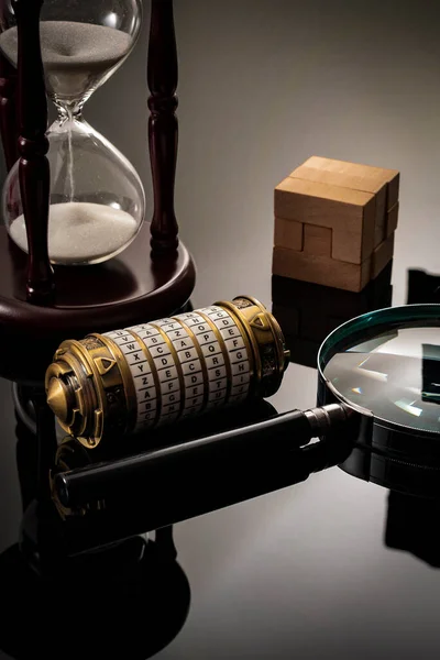 Odadan kaçmak ya da kaçış oyunu, oyuncuların bir odaya kilitlendikleri ve ipuçlarını inceleyip bulmacaları çözmeleri gereken fiziksel bir oyundur. Xcape kelimesi bu kripteks bilmecesinin şifresi..