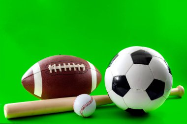 Beyzbol sopası ve Amerikan futbolu, beyzbol ve futbol gibi farklı sporlarda kullanılan spor aletleri ve boş zaman aktiviteleri kavramı.