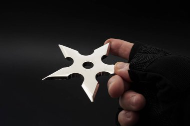 Dövüş sanatları yeteneği ve geleneksel Japon silah konsepti. El ve parmak izi olmayan ninja eldivenli. Metal yıldız şekilli shuriken.