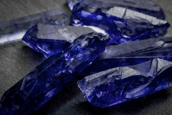 Szafiry Surowe Kryształowe Kamienie Szlachetne Zbliżeniem Kilka Niebieskich Nieobciętych Szafirowych — Zdjęcie stockowe