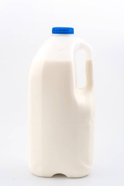 Sağlıklı beslenme, plastik ambalaj ve market içecek ürün konsepti beyaz arka planda izole edilmiş süt şişesi kırpma yolu ile izole