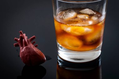Alkolik kalp yetmezliği ve hasar ya da bir bardak alkolün yanında kalp ve kardiyomiyopati konsepti. Kardiyomiyopati kalp kasını etkileyen bir grup hastalıktır.