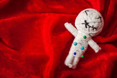 Cadılık yap ve büyü yap ya da birine büyü yap iğnelerle delik deşik edilmiş bir vudu bebeği ile fotokopi aletiyle kurbana zarar ver. Her iğne farklı bir laneti temsil ediyor.