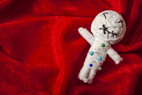 Cadılık yap ve büyü yap ya da birine büyü yap iğnelerle delik deşik edilmiş bir vudu bebeği ile fotokopi aletiyle kurbana zarar ver. Her iğne farklı bir laneti temsil ediyor.