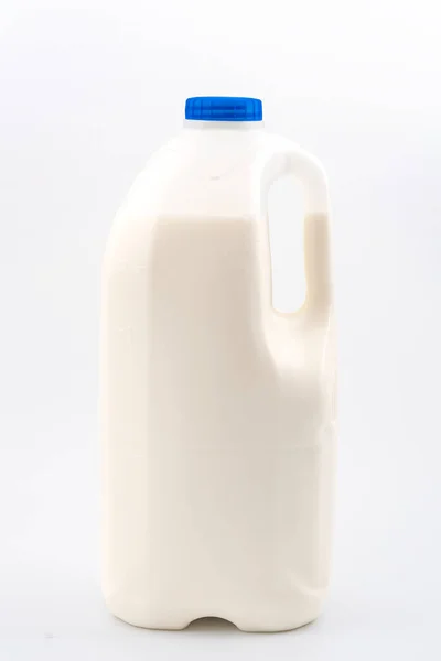 Gesunde Ernährung Kunststoffverpackungen Und Lebensmittelerfrischungskonzept Mit Milchflasche Isoliert Auf Weißem Stockbild