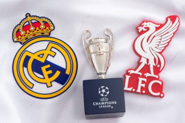 Croydon, İngiltere - 24 Mayıs 2020: Şampiyonlar Ligi kupasının kopyası, Real Madrid amblemi ve Liverpool rozeti (turnuvanın finalinde yarışan takımlar))