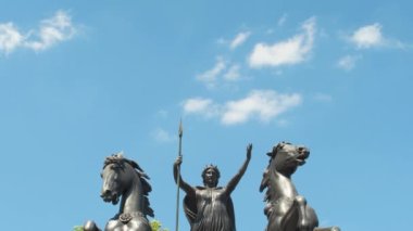 Boadicea ve Kızları 'nın Westminster, Londra' daki 4k görüntülerinde, Kraliçe Boudicca 'nın at arabasında dikey eğim levhalarıyla giderken mızrak tutuşu görülüyor.