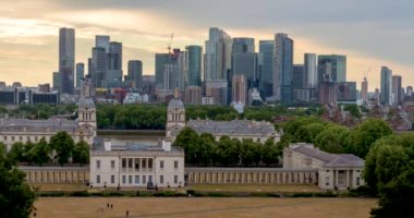 Canary Wharf Skyline, Greenwich Denizcilik Enstitüsü Kampüsü ve Thames Nehri 'nin Londra, İngiltere' deki bankacılık bölgesi, kurumsal karargah ve eğitim merkezi konseptinin 4k zaman aşımlı filmi