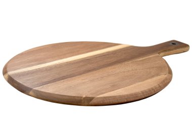 Yiyecek hazırlama aracı, pizza tabağı ve mutfak gereçleri konsepti, disk şeklinde ahşap doğrama tahtasına yakın çekim, beyaz üzerine izole edilmiş yuvarlak köşeler, kesme yolu ile açı perspektifi.