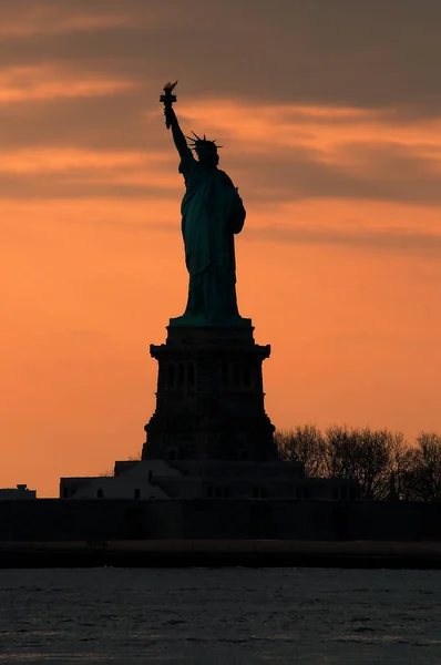 Silhouette Statue Liberty Vivid Orange Sunset Sky Concept Nyc Landmarks — Foto de Stock