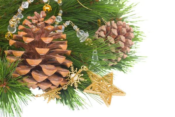 Decoraciones navideñas y conos de pino — Foto de Stock