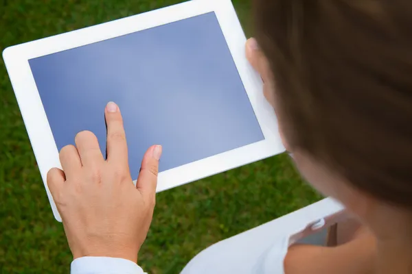 Mujer sosteniendo y apuntando a la tableta PC — Foto de Stock