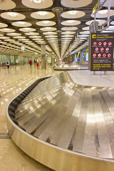 Cinturão de bagagens no aeroporto — Fotografia de Stock