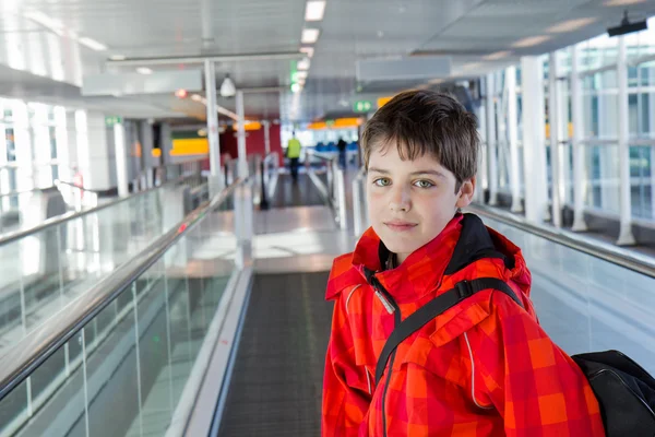 Jongen in luchthaven — Stockfoto