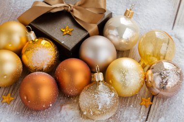 Yılbaşı süsleri ve hediye kutusu