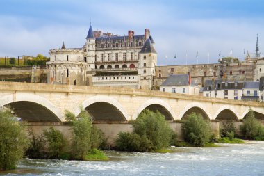 Amboise Kalesi ve eski köprü, Fransa