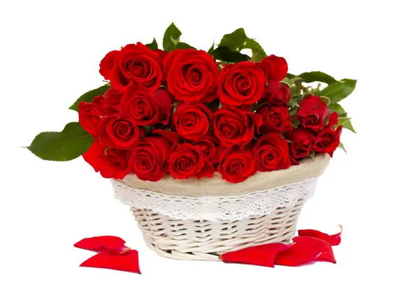 Bukiet czerwonych róż w koszu — Zdjęcie stockowe