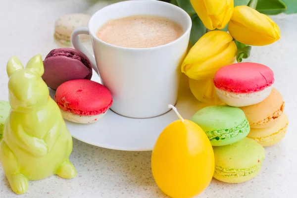 Wielkanocne śniadanie z macaroons — Zdjęcie stockowe