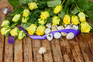 Sarı Gül ve Paskalya için bıldırcın yumurtası