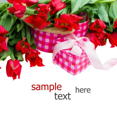 Bahar Lale kalp hediye kutusu ile yığını