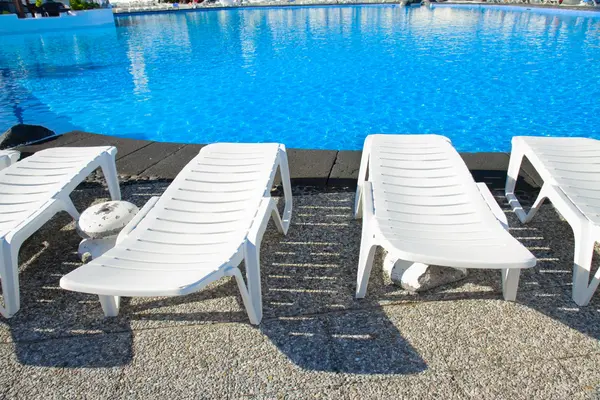 sandalyeler tarafından çevrili Yüzme Havuzu