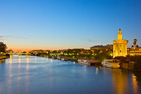 Stadsgezicht van sevilla's nachts, Spanje — Stockfoto