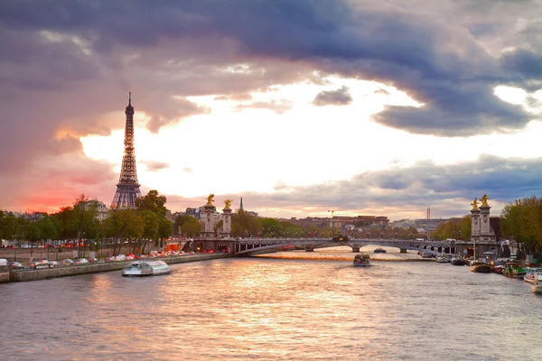 Ponte di Alexandre III e Torre Eiffel, Parigi , — Foto Stock