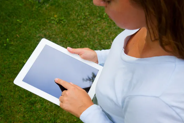 Woman holding tablet — Stock Photo, Image