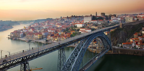 Panorama do Porto antigo ao pôr-do-sol, Portugal — Fotografia de Stock