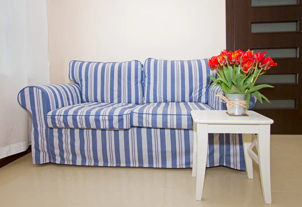 Habitación interior con sofá — Foto de Stock