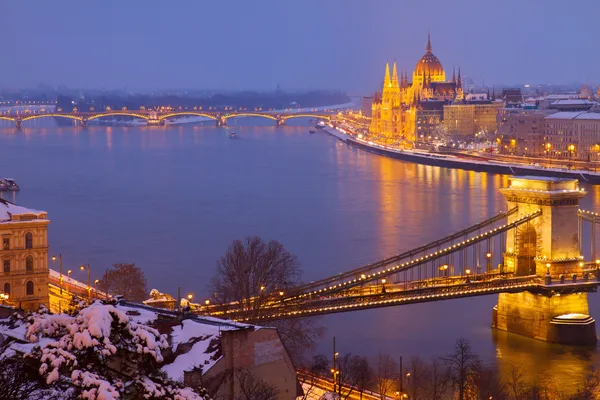 Városképet gazdagító épületnek szánták Budapest éjjel, Magyarország — Stock Fotó