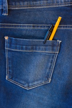 kot pantolon cebinde kalem ve kurşun kalem