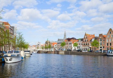 Spaarne Nehri ile tekne eski Haarlem, Hollanda