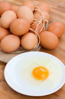 yumurta ve kırık bir yığın