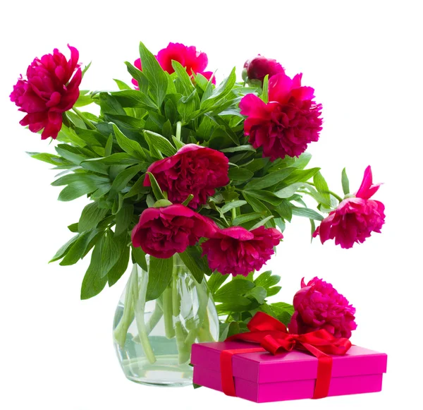 Peony bloemen in vaas met doos van de gift — Stockfoto
