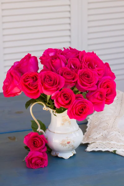 Fioletowe róże w wazonie — Zdjęcie stockowe