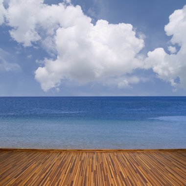 bulutlar ile deniz manzarası