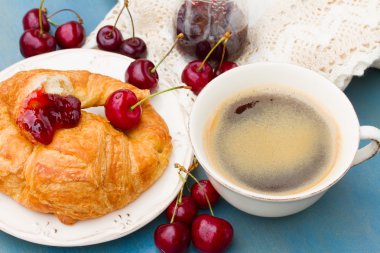 taze kruvasanlar ve kiraz Kahvaltı