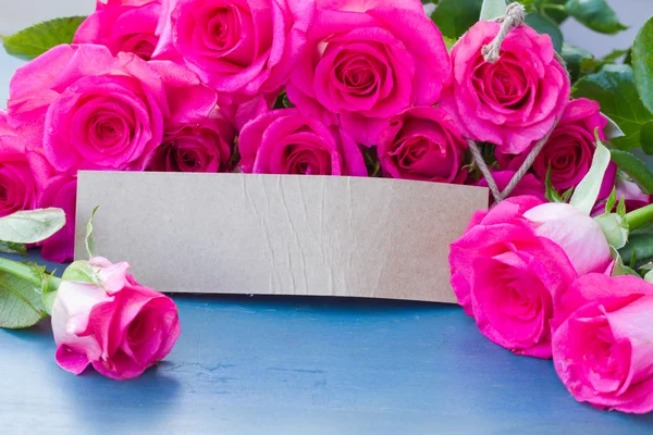 Fresh roses with tag — Stock Photo, Image