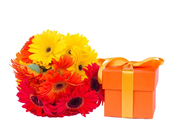 gerbera çiçekleri ile hediye kutusu